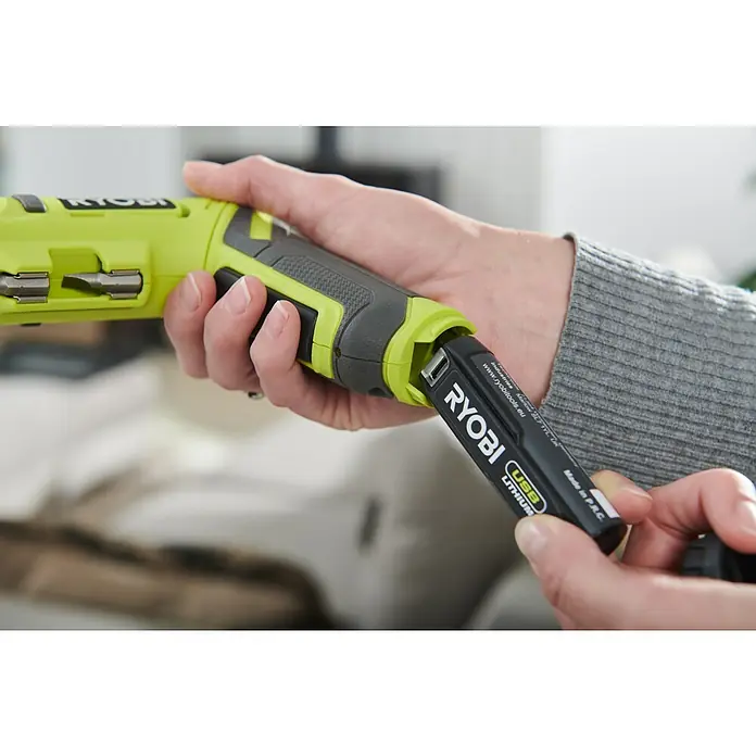 Ryobi 4V USB Akku-Knickschrauber RSDP4-120G - 4 V, 1 Akku, 2 Ah, 5 Nm - Ein Ryobi-Schraubendreher mit eingesetztem USB-Lithium-Akku, gehalten von einer Person. Werkzeug und Akku im Fokus.