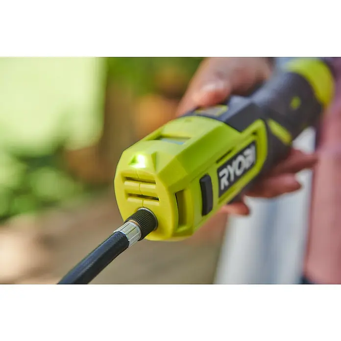 Ryobi 4V USB Akku-Kompressor Mini RI4-0 - 4 V, Ohne Akku, 6,9 bar - Nahaufnahme einer Ryobi Akku-Luftpumpe mit Schlauch, ideal für unterwegs und einfache Anwendungen.