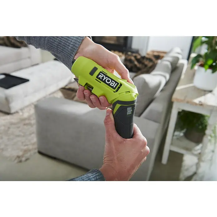 Ryobi 4V USB Akku-Knickschrauber RSDP4-120G - 4 V, 1 Akku, 2 Ah, 5 Nm - Nahaufnahme eines Akku-Drehschraubers von Ryobi, der in einem Wohnzimmer verwendet wird, ideal für kleine Reparaturen.