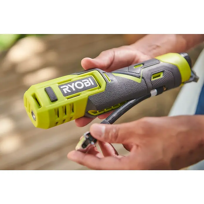 Ryobi 4V USB Akku-Kompressor Mini RI4-0 - 4 V, Ohne Akku, 6,9 bar - Nahaufnahme einer RYOBI Akku-Luftpumpe, ideal zum Aufpumpen von Reifen. Praktisch und kompakt für unterwegs.