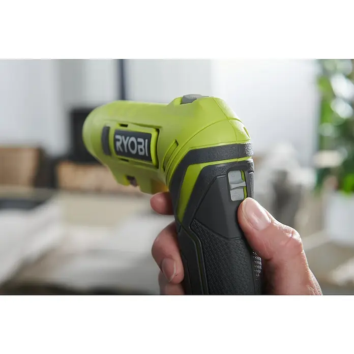 Ryobi 4V USB Akku-Knickschrauber RSDP4-120G - 4 V, 1 Akku, 2 Ah, 5 Nm - Nahaufnahme eines Ryobi Akku-Winkelschraubers in Grün und Schwarz, der von einer Hand gehalten wird.