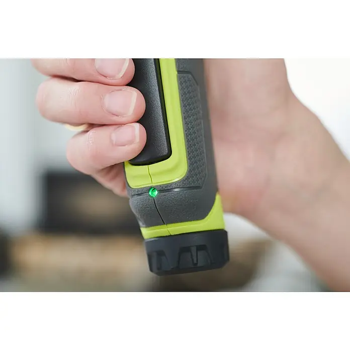 Ryobi 4V USB Akku-Knickschrauber RSDP4-120G - 4 V, 1 Akku, 2 Ah, 5 Nm - Nahaufnahme eines grünen Laser-Entfernungsmessers in der Hand, der ein präzises und benutzerfreundliches Messwerkzeug für verschiedene Anwendungen darstellt.