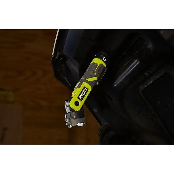 Ryobi 4V USB Akku-Taschenlampe RLP4 - 4 V, 1 Akku, Lichtstrom: 640 lm - Nahaufnahme einer gelben und grauen Ryobi-Arbeitsleuchte, die an einer dunklen Oberfläche befestigt ist und Licht spendet.