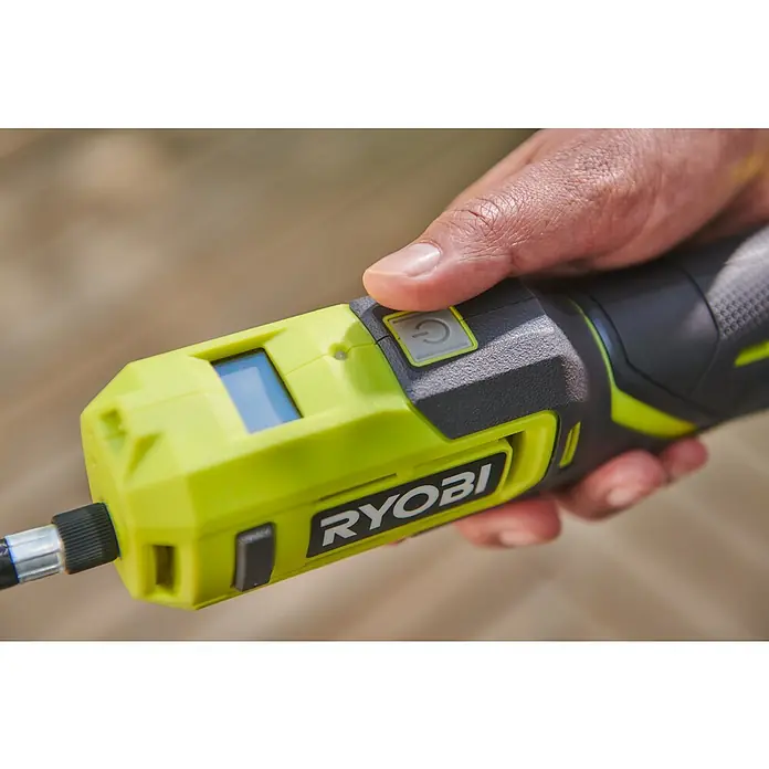 Ryobi 4V USB Akku-Kompressor Mini RI4-0 - 4 V, Ohne Akku, 6,9 bar - Nahaufnahme eines RYOBI-Elektroschraubers, der von einer Hand gehalten wird, mit Fokus auf den Netzschalter.