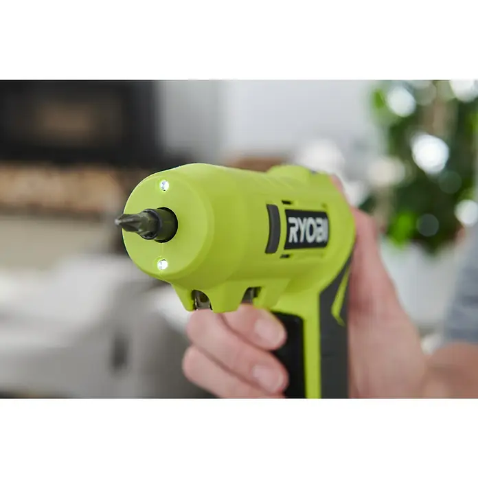 Ryobi 4V USB Akku-Knickschrauber RSDP4-120G - 4 V, 1 Akku, 2 Ah, 5 Nm - Nahaufnahme eines grünen Ryobi Akku-Schraubendrehers mit Bit und integrierten LED-Leuchten. Ideal für Heimwerkerprojekte.