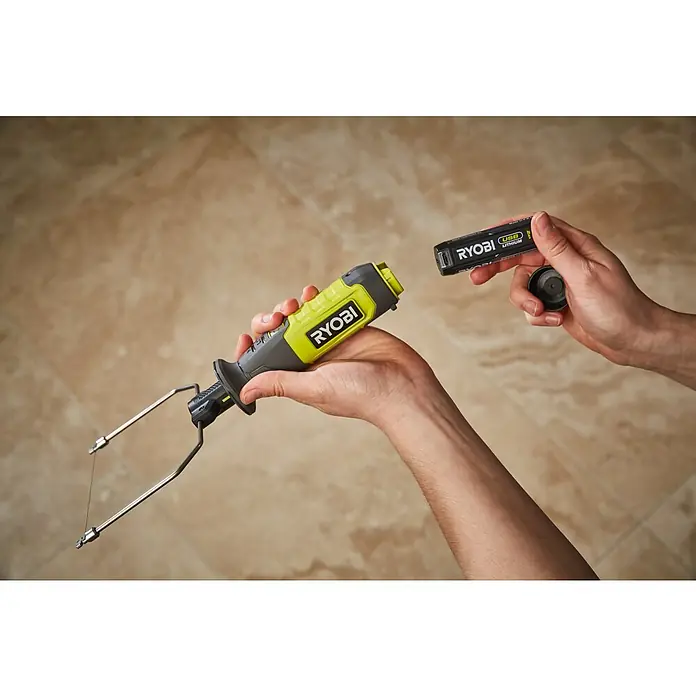 Ryobi 4V USB Akku-Heißdrahtschneider RHC4 - 4 V, 1 Akku, 2 Ah - Nahaufnahme eines Ryobi-Präzisionsmessers mit USB-Lithium-Akku. Perfekt für detaillierte Bastelarbeiten und Modellbauprojekte.
