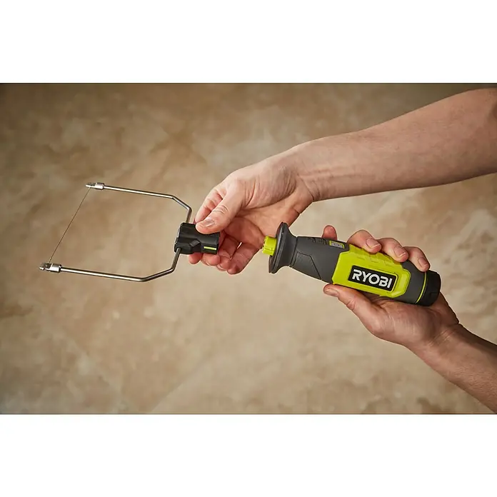 Ryobi 4V USB Akku-Heißdrahtschneider RHC4 - 4 V, 1 Akku, 2 Ah - Der Ryobi Heißdrahtschneider wird von Händen vor einem beigen Hintergrund gehalten.