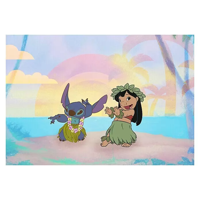 Komar Leinwandbild - Lilo and Stitch Dancing, B x H: 60 x 40 cm - Lilo und Stitch tanzen gemeinsam am Sandstrand. Stitch trägt eine Kette und einen Bastrock, Lilo eine Blattkrone und einen Bastrock.