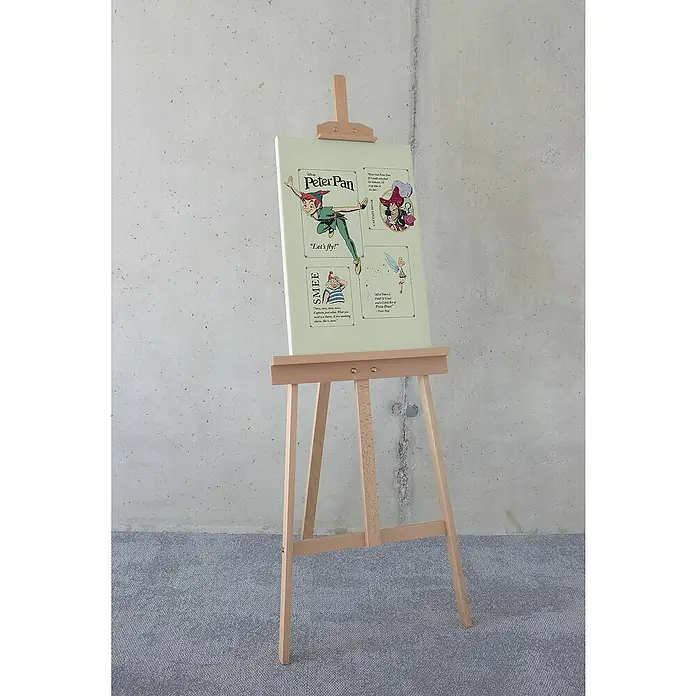 Komar Leinwandbild - Peter Pan Let´s Fly!, B x H: 40 x 60 cm - Leinwandbild von Peter Pan auf einer hölzernen Staffelei. Das nostalgische Bild zeigt klassische Illustrationen und Zitate aus der beliebten Geschichte.