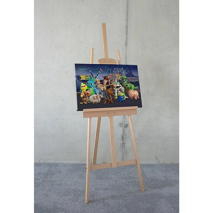 Komar Leinwandbild - Toy Story - The Greatest Team, B x H: 60 x 40 cm - Toy Story Leinwandbild auf einer Staffelei. Ein tolles Deko-Element für jedes Kinderzimmer, das die Herzen der kleinen Fans höherschlagen lässt.