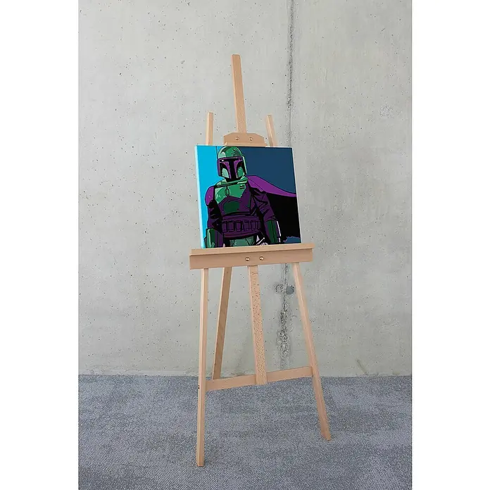 Komar Star Wars Leinwandbild - Star Wars Cyberart by Boba Fett, B x H: 40 x 40 cm - Holzstaffelei mit einem Leinwandbild eines grün-lila Mandalorianers, der auf blauem Hintergrund steht, ein modernes Dekorationsstück.