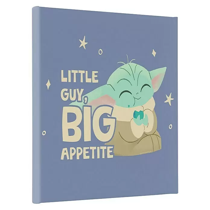 Komar Star Wars Leinwandbild - The Mandalorian - Little Grogu Appetite, B x H: 30 x 30 cm - Wandbild mit Grogu und dem Text 'Little Guy, Big Appetite' auf lavendelfarbenem Hintergrund.