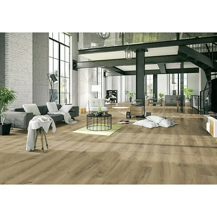 LOGOCLIC Laminado Roble Álamo - 1.380 x 193 x 8 mm, Roble Álamo, AC5 - Salón luminoso con suelos modernos de aspecto de madera, que añaden calidez y elegancia. El suelo complementa perfectamente el diseño industrial.