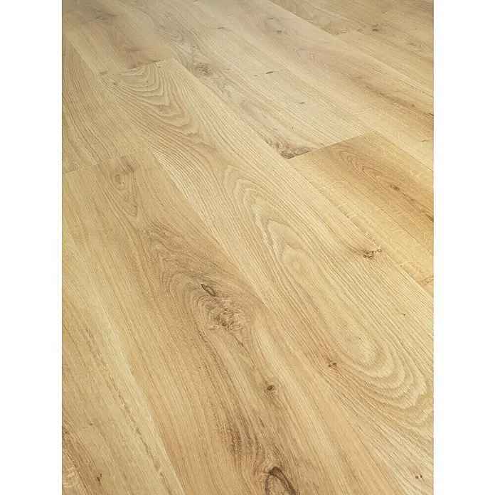 LOGOCLIC Laminado Roble Álamo - 1.380 x 193 x 8 mm, Roble Álamo, AC5 - Primer plano de un suelo laminado claro que muestra la veta de la madera y los nudos, ideal para interiores modernos de fácil limpieza.