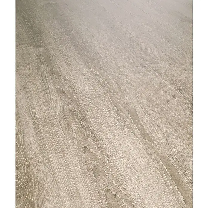 Laminado Roble Cuarzo - 1.380 x 193 x 10 mm, AC5 - Primer plano de suelo laminado gris claro con textura de grano de madera. El laminado ofrece un aspecto moderno y natural a la estancia.