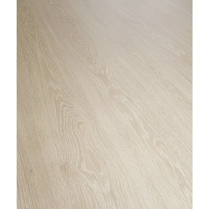 Laminado Roble Jazmín - 1.380 x 193 x 7 mm, AC3 - Superficie de suelo de madera clara con veta visible. Ideal para interiores modernos que buscan luminosidad y tacto natural.