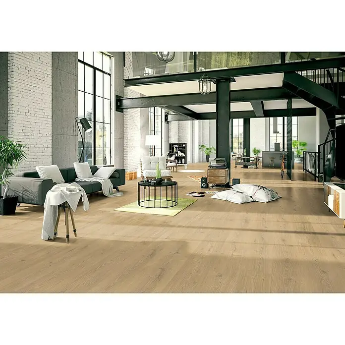 Laminado Roble Sándalo - 1.380 x 193 x 8 mm, Roble Sándalo, AC4 - Luminoso salón con elegante suelo laminado, que aporta calidez y elegancia. El pavimento complementa perfectamente el interior moderno.