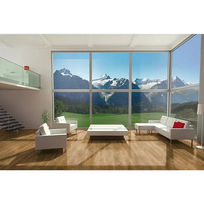 Laminado Roble Azalea - 1.380 x 193 x 8 mm, Roble Azalea, AC5 - Amplia sala de estar con grandes ventanales y vista a la montaña, amueblada con muebles modernos y suelo de madera.