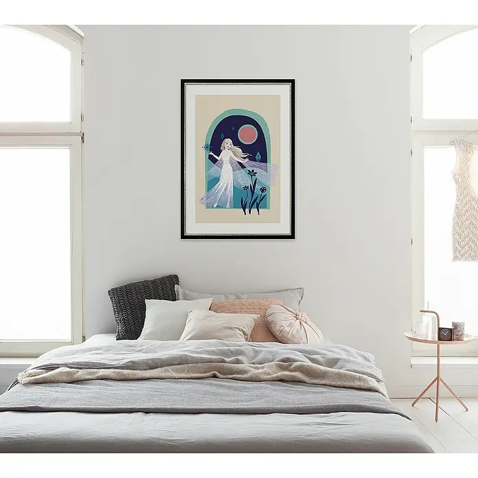 Komar Frozen Poster - Frozen Nocturnal Stroll, B x H: 40 x 50 cm - Ein gerahmtes Kunstwerk mit einem Fee-Motiv hängt an einer weißen Wand über einem Bett. Das Bild hat eine Illustration im Cartoonstil.