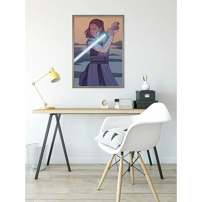 Komar Star Wars Poster - Star Wars - Rey Skywalker, B x H: 30 x 40 cm - Gerahmtes "Star Wars"-Poster mit Rey, die ein blaues Lichtschwert schwingt, über einem Schreibtisch mit gelber Lampe und weißem Stuhl.