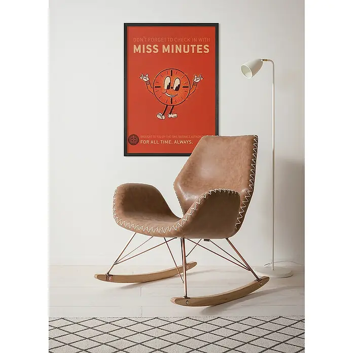Komar Poster - Loki Miss Minutes, B x H: 40 x 50 cm - Einladende Szene mit einem braunen Schaukelstuhl, einem Miss Minutes-Poster und einer Stehlampe, die eine gemütliche Raumatmosphäre schaffen.