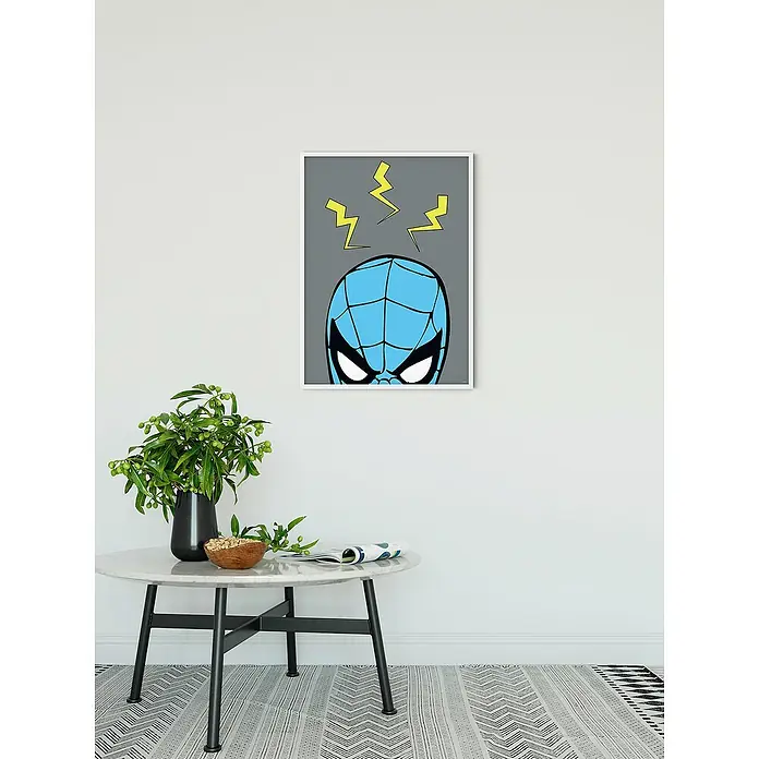 Komar Poster - Marvel PowerUp Spider-Man Sense, B x H: 50 x 70 cm - Wandkunst mit einem blauen Comic-Superhelden, der an einer weißen Wand hängt, und einem runden Tisch mit einer Pflanze und einer Zeitschrift.