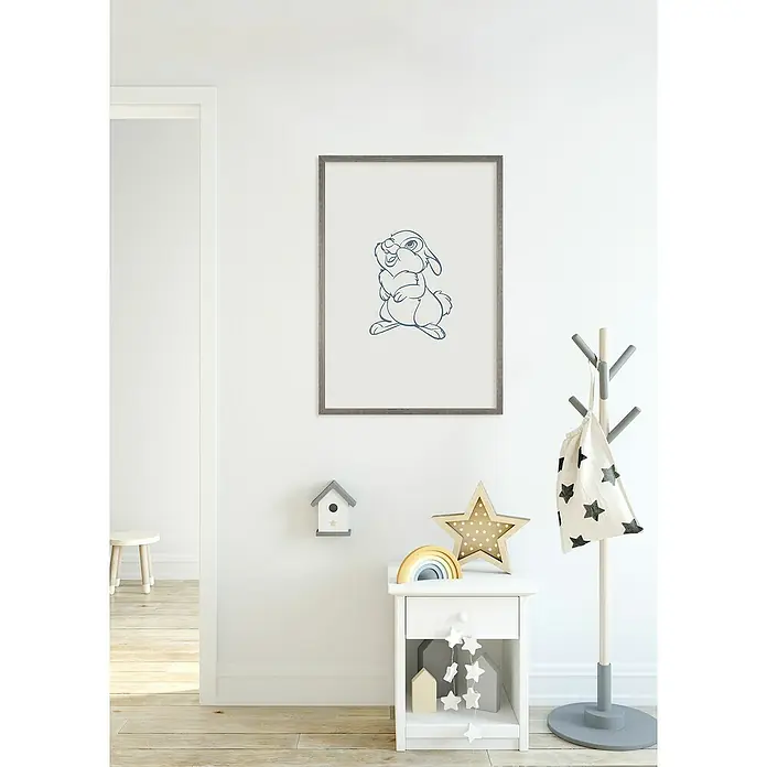 Komar Bambi Poster - Hey Thumper, B x H: 40 x 50 cm - Bambidruck im Rahmen an einer weissen Wand, neben einem Nachttisch mit Sternenlicht und einer Garderobe. Ideal für ein Kinderzimmer.