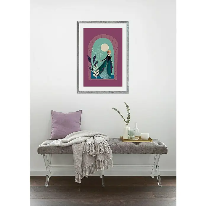 Komar Frozen Poster - Frozen Midnight Sun, B x H: 30 x 40 cm - Gerahmtes „Die Eiskönigin“-Wandkunstwerk mit Anna in einem violetten Bogen, ideal für ein stilvolles und märchenhaftes Ambiente im Raum.