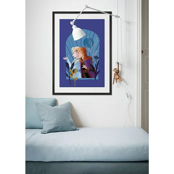 Komar Frozen Poster - Frozen Mockingbird, B x H: 40 x 50 cm - Wanddekoration mit einem Frozen-Kunstdruck, der die Schwestern Anna und Elsa vor einem dunkelblauen Hintergrund zeigt, aufgehängt über einem Tagesbett.