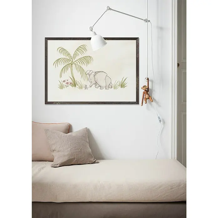 Komar Dumbo Poster - Follow me Dumbo!, B x H: 50 x 40 cm - Wandleuchte mit verstellbarem Arm, ideal für Schlafzimmer oder Leseecke, mit einem niedlichen Holzaffen am Kabel. Schafft eine gemütliche Atmosphäre.