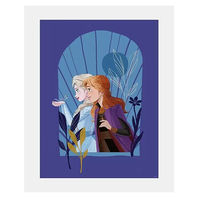Komar Frozen Poster - Frozen Mockingbird, B x H: 40 x 50 cm - Elsa mit Bruni und Anna aus Disneys Die Eiskönigin in einer stilisierten blau-violetten Bogenillustration mit Pflanzen.