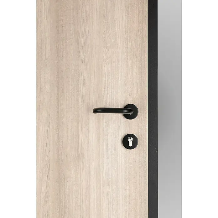 Splendoor Haustür Thermodoor PLUS SP70 Black Nature - 100 cm x 210 mm, DIN Anschlag: Links, Weißeiche/Tiefschwarz - Detailaufnahme einer Holztür mit schwarzem Griff und Schloss, die modernes Design und Funktionalität vereint.