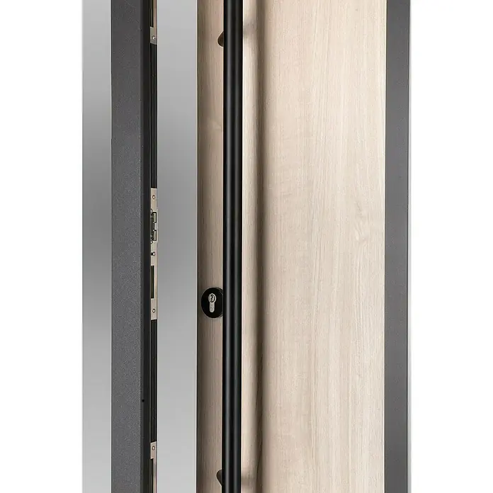 Splendoor Haustür Thermodoor PLUS SP70 Black Nature - 100 cm x 210 mm, DIN Anschlag: Links, Weißeiche/Tiefschwarz - Nahaufnahme einer modernen Haustür mit stilvollem, schwarzem Griff und einem integrierten Sicherheitsschloss. Das Türblatt ist in hellem Holz gehalten.