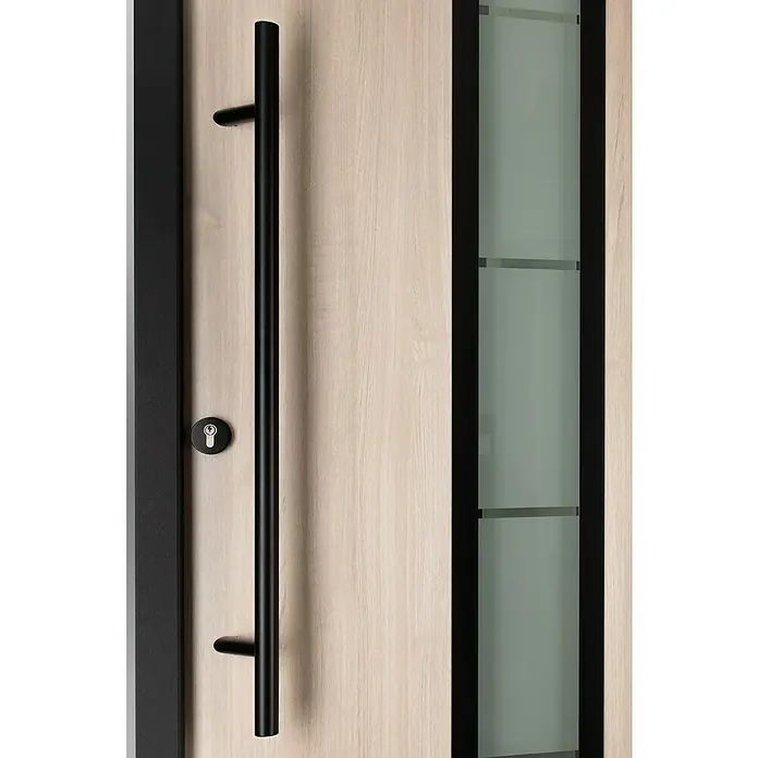 Splendoor Haustür Thermodoor PLUS SP70 Black Nature - 100 cm x 210 mm, DIN Anschlag: Links, Weißeiche/Tiefschwarz - Nahaufnahme einer modernen Tür mit langem, schwarzem Griff und Glaseinsatz. Elegantes Design für einen stilvollen Eingangsbereich.