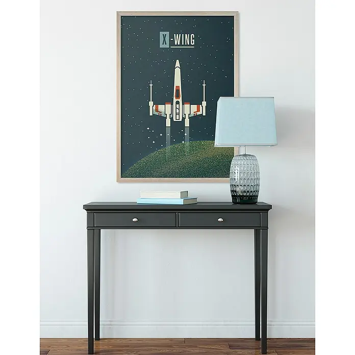 Komar Star Wars Poster - Star Wars - Geeky X-Wing, B x H: 50 x 70 cm - Eine stilvolle schwarze Konsole mit zwei Schubladen und einem Star Wars X-Wing Poster darüber, ideal für einen modernen Eingangsbereich.