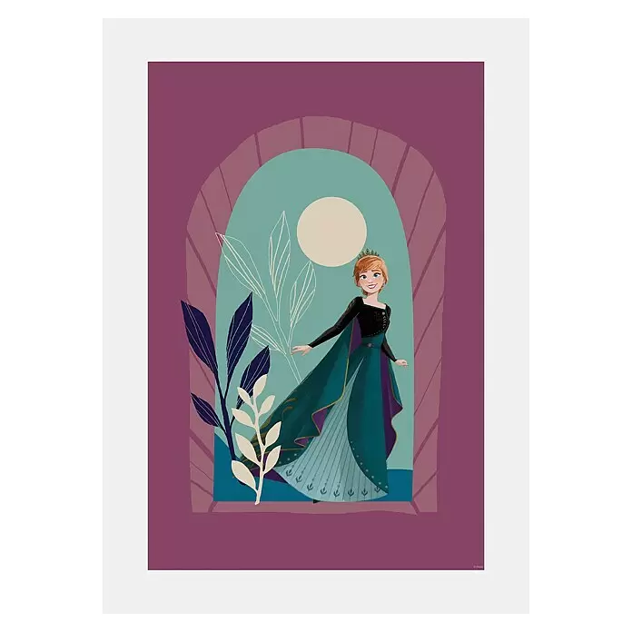 Komar Frozen Poster - Frozen Midnight Sun, B x H: 50 x 70 cm - Illustration von Anna aus Frozen 2, in einem blaugrünen und violetten Kleid, in einem stilisierten Bogen mit Pflanzen.