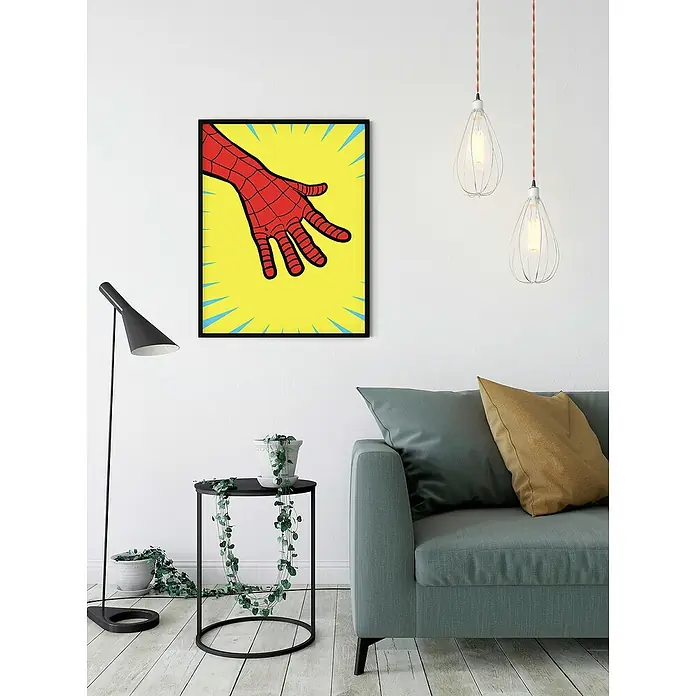 Komar Poster - Marvel PowerUp Spider-Man Hand, B x H: 40 x 50 cm - Ein Spider-Man-Hand-Kunstdruck in einem schwarzen Rahmen hängt über einem Beistelltisch, der ein Zimmer mit einem modernen Sofa schmückt.