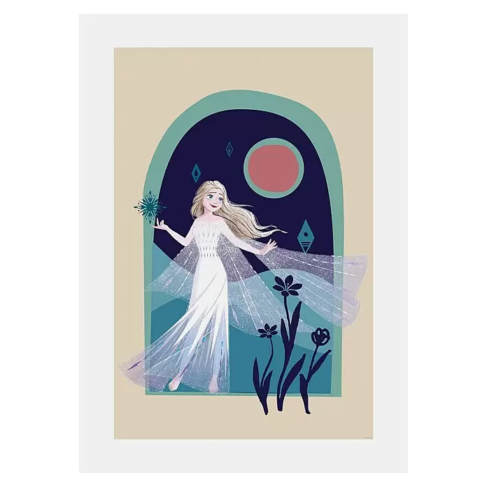Komar Frozen Poster - Frozen Nocturnal Stroll, B x H: 50 x 70 cm - Elsa im weißen Glitzerkleid, Schneeflocke haltend, in einem blauen Bogenrahmen mit Blumen.