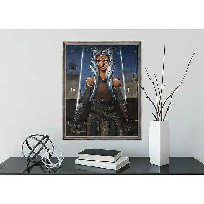 Komar Star Wars Poster - Star Wars - Ahsoka, B x H: 30 x 40 cm - Gerahmtes Ahsoka Tano-Gemälde mit Lichtschwertern, das ein elegantes Dekorstück auf einer modernen Kommode mit Vasen und Büchern darstellt.