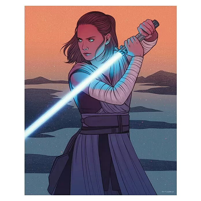 Komar Star Wars Poster - Star Wars - Rey Skywalker, B x H: 40 x 50 cm - Illustration von Rey aus Star Wars mit blauem Lichtschwert. Sie trägt ihre ikonische Kleidung vor einer stilisierten orange-blauen Landschaft.