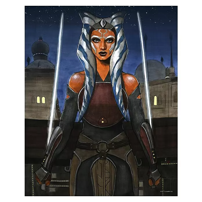 Komar Star Wars Poster - Star Wars - Ahsoka, B x H: 40 x 50 cm - Kunstwerk von Ahsoka Tano, einer Togruta mit orangefarbener Haut und blauen Augen, die zwei weiße Lichtschwerter vor einer dunklen Stadt hält.