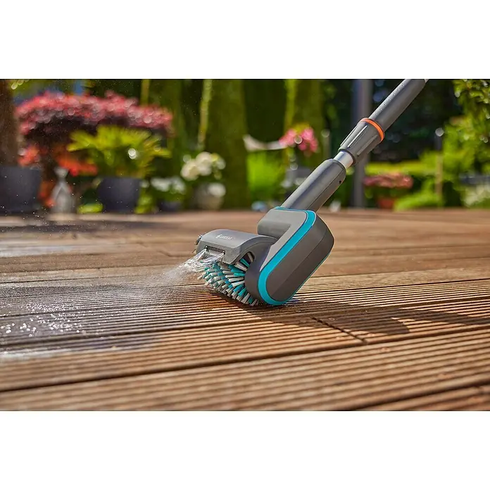 Gardena Power for All 18V Akku-Reinigungsbürste AquaBrush Patio 03/18V - 1 Akku - Die Gardena Bürste AquaBrush in Aktion beim Reinigen einer Holzterrasse mit Wasser. Perfekt für die Gartenpflege.