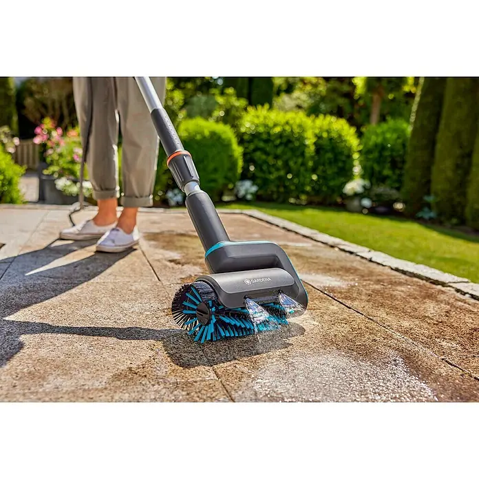 Gardena Power for All 18V Akku-Reinigungsbürste AquaBrush Patio 03/18V - 1 Akku - Der Gardena Patio Cleaner entfernt mühelos Schmutz von Terrassen. Die rotierenden Bürsten und der Wasserstrahl sorgen für ein sauberes Ergebnis.