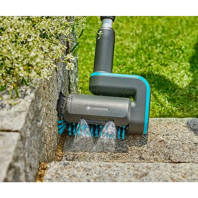 Gardena Power for All 18V Akku-Reinigungsbürste AquaBrush Patio 03/18V - 1 Akku - Der Gardena Oberflächenreiniger AquaBrush Universal in Aktion. Das Gerät reinigt eine Steinoberfläche mit Bürsten und Wasserstrahlen.