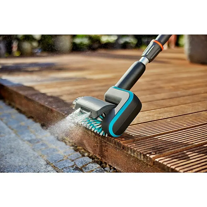 Gardena Power for All 18V Akku-Reinigungsbürste AquaBrush Patio 03/18V - 1 Akku - Die Gardena Bürste AquaClean 24/18V P4A reinigt eine Holzterrasse mit einem Wasserstrahl, wodurch Schmutz effektiv entfernt wird.