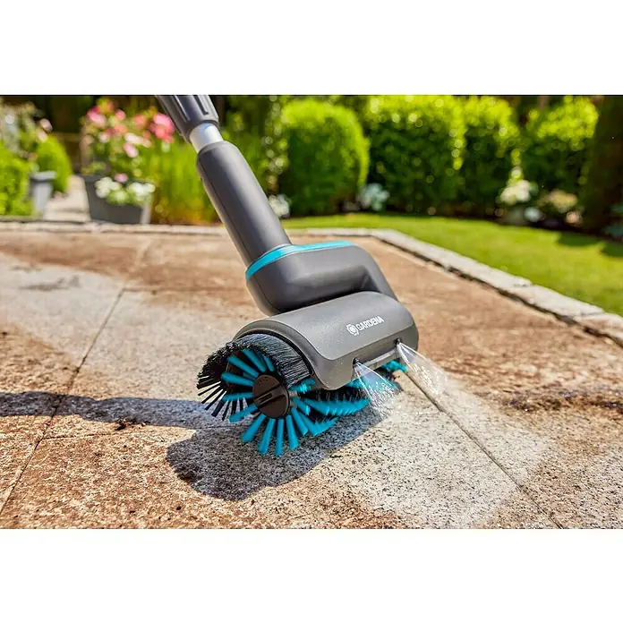 Gardena Power for All 18V Akku-Reinigungsbürste AquaBrush Patio 03/18V - 1 Akku - Der Gardena Bürstenbesen AquaBrush Patio reinigt Terrassen effizient mit rotierenden Bürsten und Wasserdüsen.
