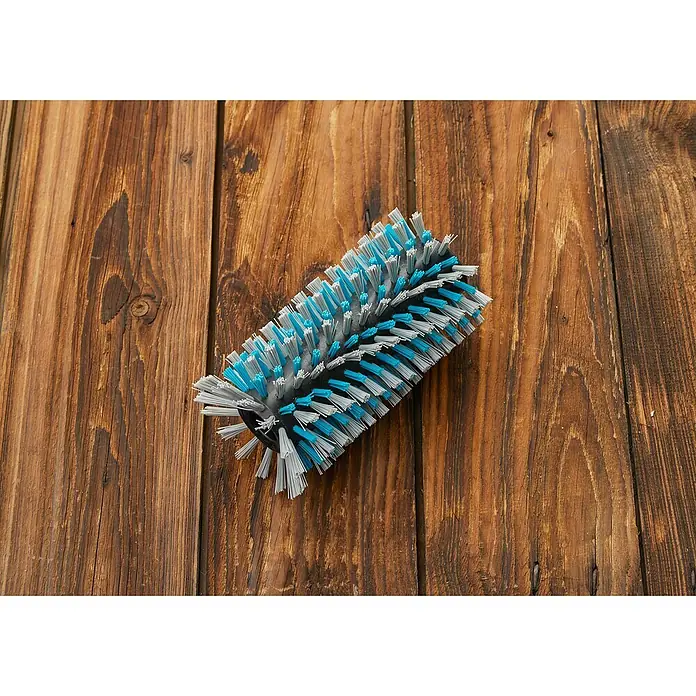 Gardena Power for All 18V Akku-Reinigungsbürste AquaBrush Patio 03/18V - 1 Akku - Nahaufnahme einer blauen und grauen Toilettenbürste auf einem rustikalen Holztisch, ideal für die Badreinigung.