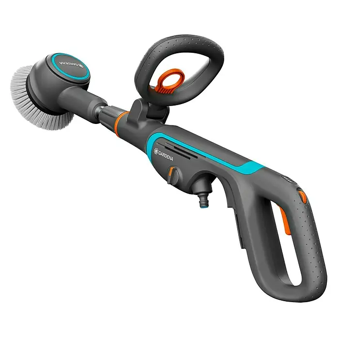Gardena Power for All 18V Akku-Reinigungsbürste AquaBrush Compact 02/18V - Ohne Akku - Gardena Akku-Bürste für die Gartenreinigung. Das Gerät ist grau, blau und orange und hat einen Bürstenkopf und einen Griff.