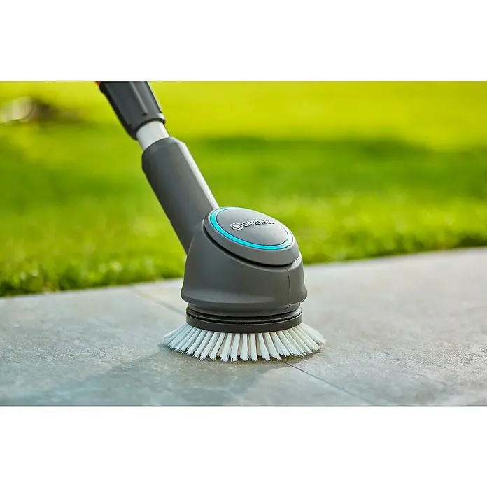 Gardena Power for All 18V Akku-Reinigungsbürste AquaBrush Compact 02/18V - Ohne Akku - Die GARDENA Bürste für die Reinigung von Pflastersteinen mit rotierender Bürste sorgt für strahlend saubere Oberflächen im Garten und Hof.