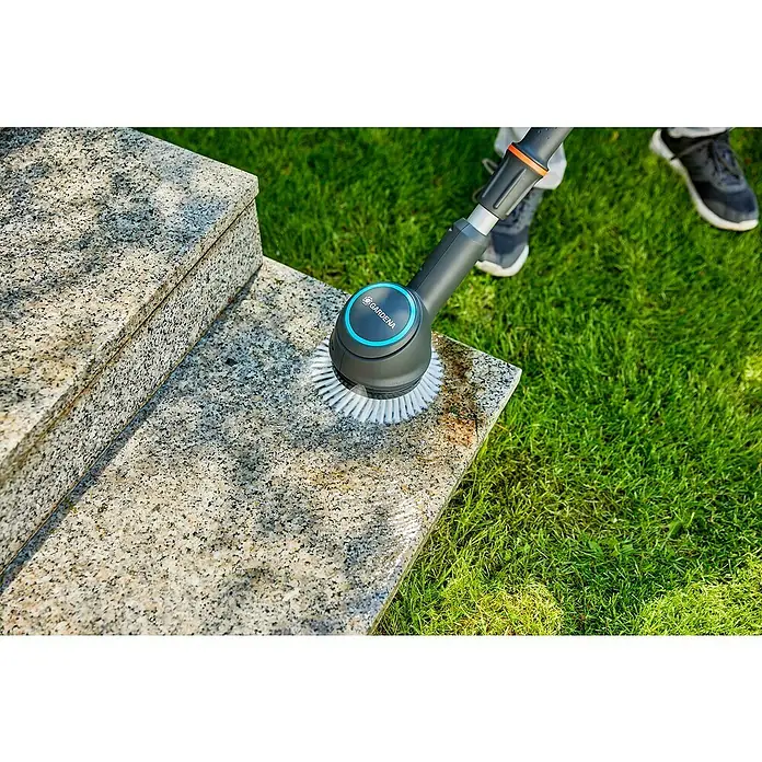 Gardena Power for All 18V Akku-Reinigungsbürste AquaBrush Compact 02/18V - Ohne Akku - Eine GARDENA Bürste reinigt eine Steintreppe im Außenbereich und entfernt mühelos Schmutz und Ablagerungen.
